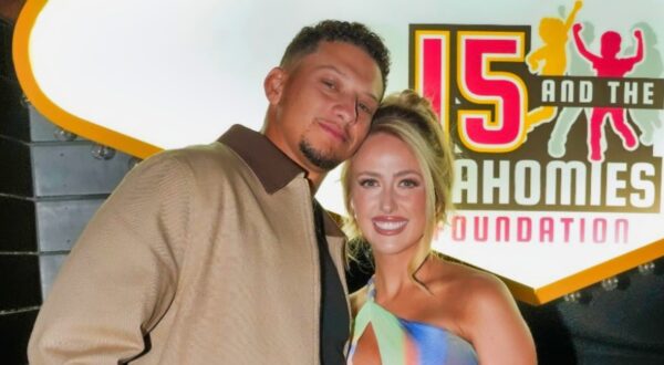 Brittany Mahomes and Patrick posing