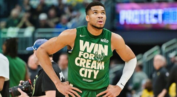 Brandon ‘Scoop B’ Robinson reported that the New Orleans Pelicans are expected to express interest in acquiring Giannis Antetokounmpo