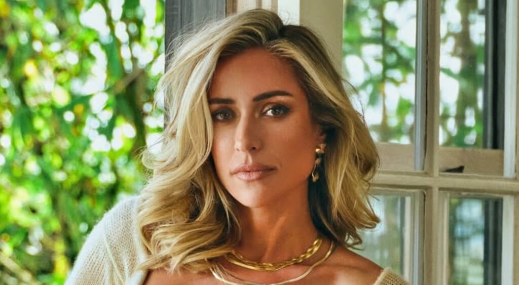 Kristin Cavallari posing