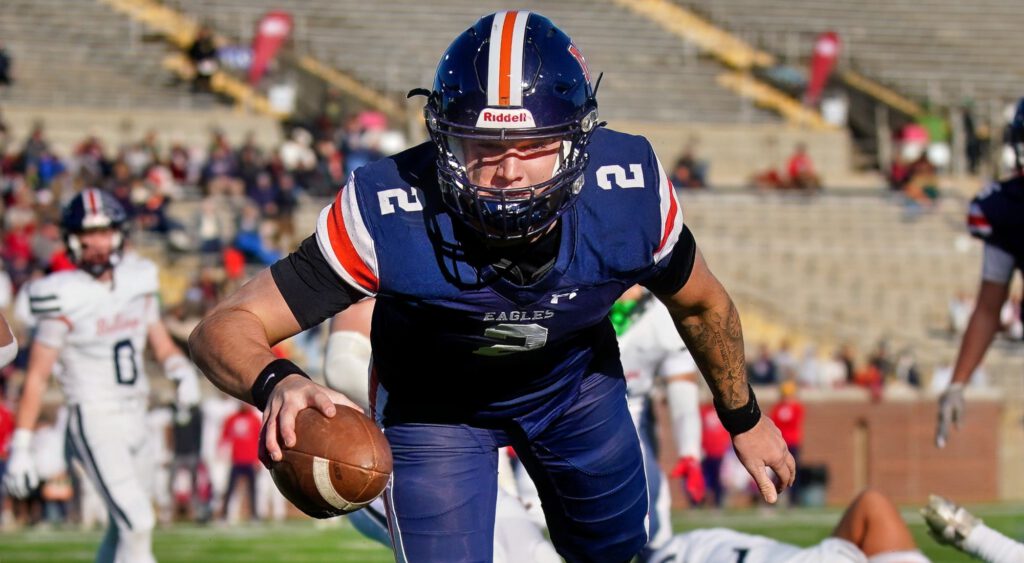 Jared Curtis running with football.