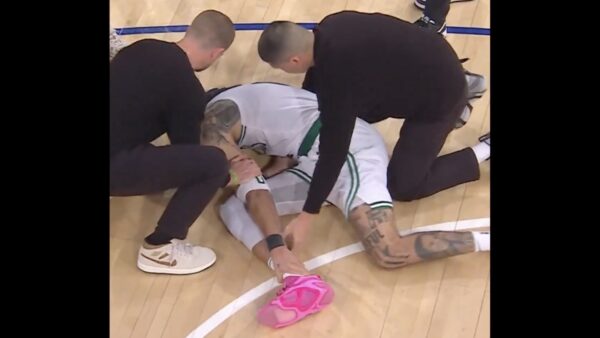 Jayson Tatum suffers scary non-contact injury late in Celtics-Knicks Game 4