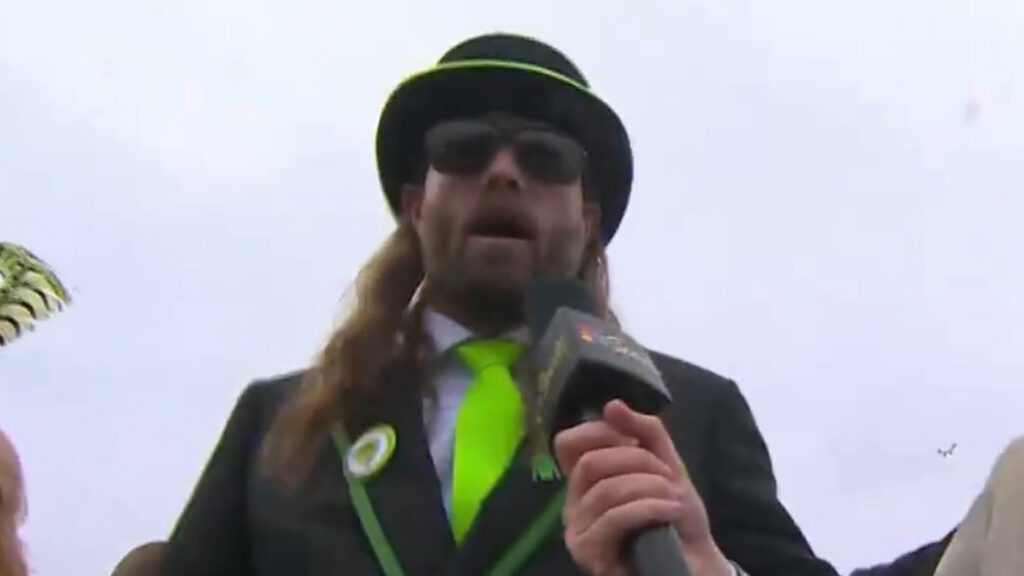 Former MLB All-Star goes viral over his attire at Kentucky Derby