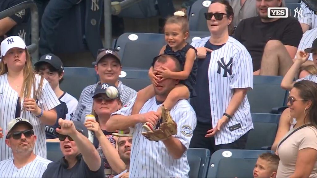 Yankees fan makes amazing catch with his eyes covered