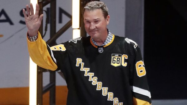 Report: Mario Lemieux looking into buying Penguins